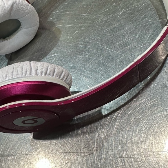 Beats Solo HD Pink Headphones - Picture 3 of 13